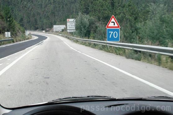 O sinal de indicação significa que neste local devo