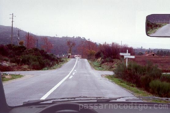 Pretendo mudar de direcção à esquerda. Devo